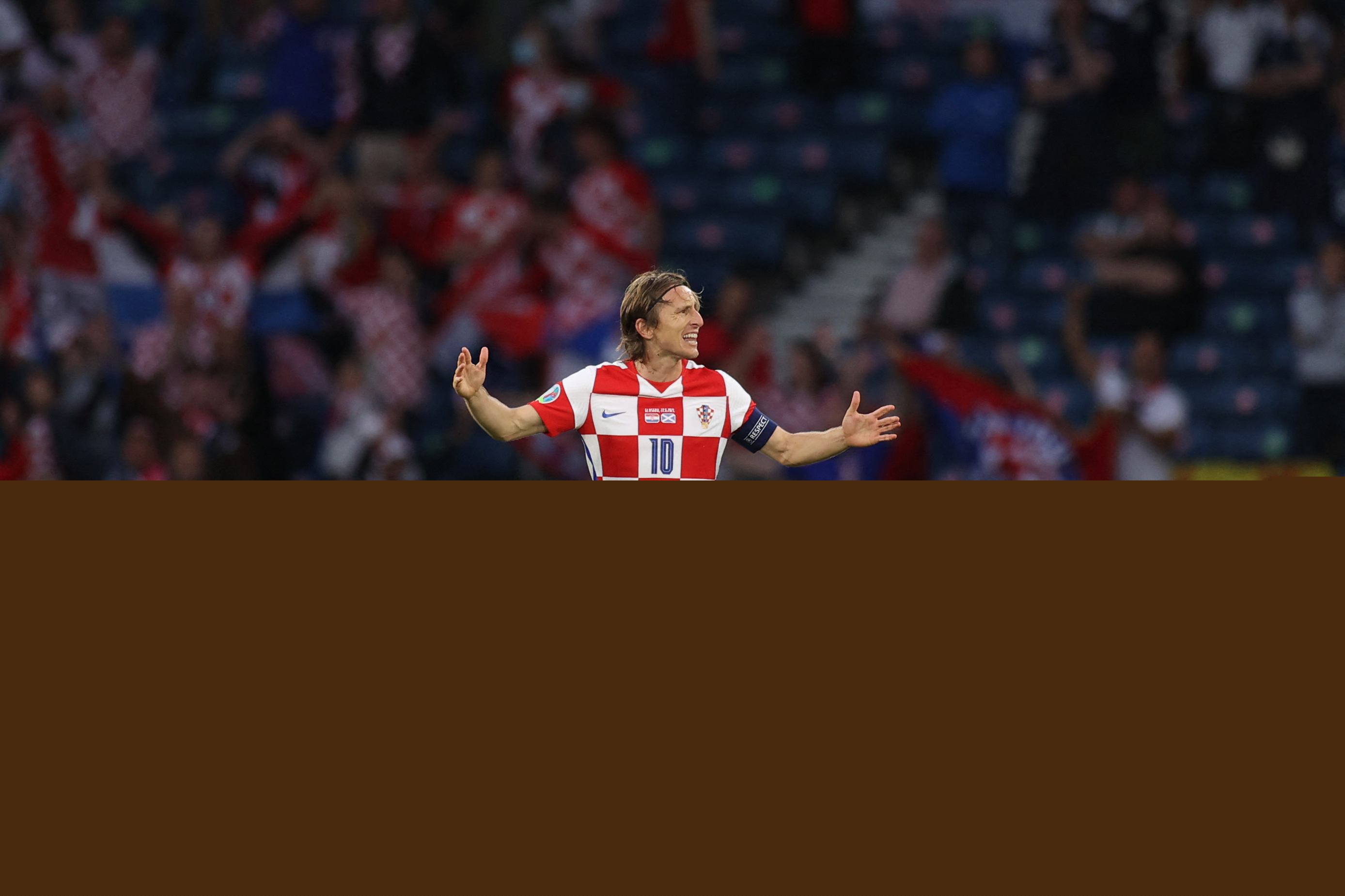 唉！真奇怪，三大顶薪合砍12分，比32岁老将得分少，怪得不4战3负