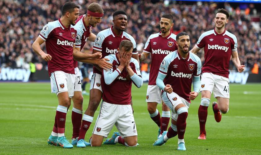 今日亚泰降级，而昨日以亚泰梯队为班底的泰州队夺得苏超冠军