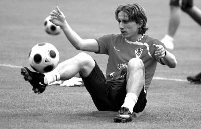 十三水中的“三分天下”：三名对手实力均衡时的摆牌制衡术。（十三水“三分鼎立”：三家势均力敌时的摆牌博弈术）