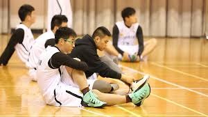 德扑锦标赛泡沫期：如何利用你的筹码优势让中等筹码玩家不敢入局。（德扑锦标赛泡沫阶段：用筹码优势压制中等筹码玩家的入局意愿）